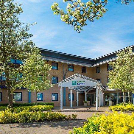 Holiday Inn Express Milton Keynes, An Ihg Hotel Εξωτερικό φωτογραφία