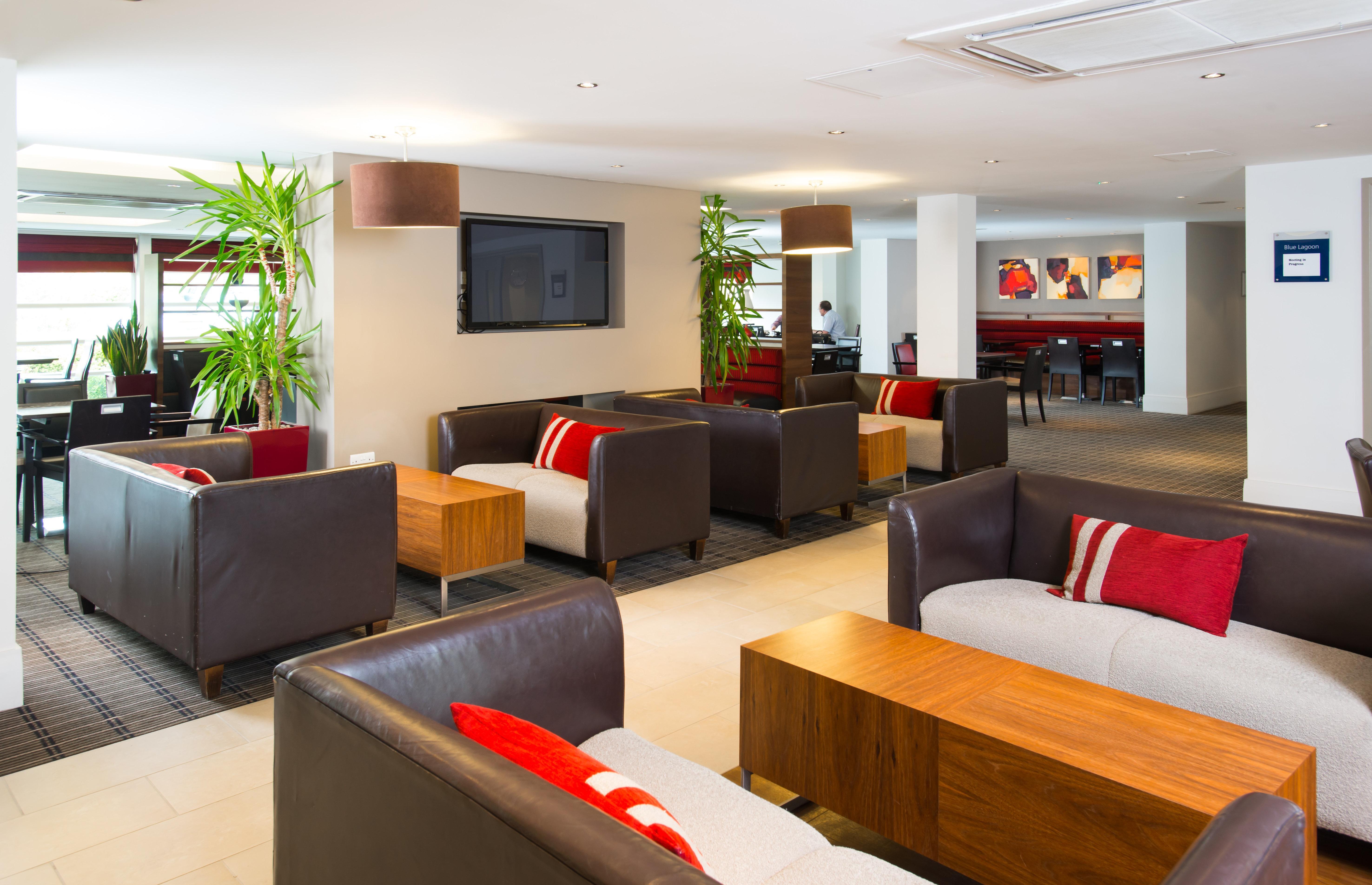 Holiday Inn Express Milton Keynes, An Ihg Hotel Εξωτερικό φωτογραφία