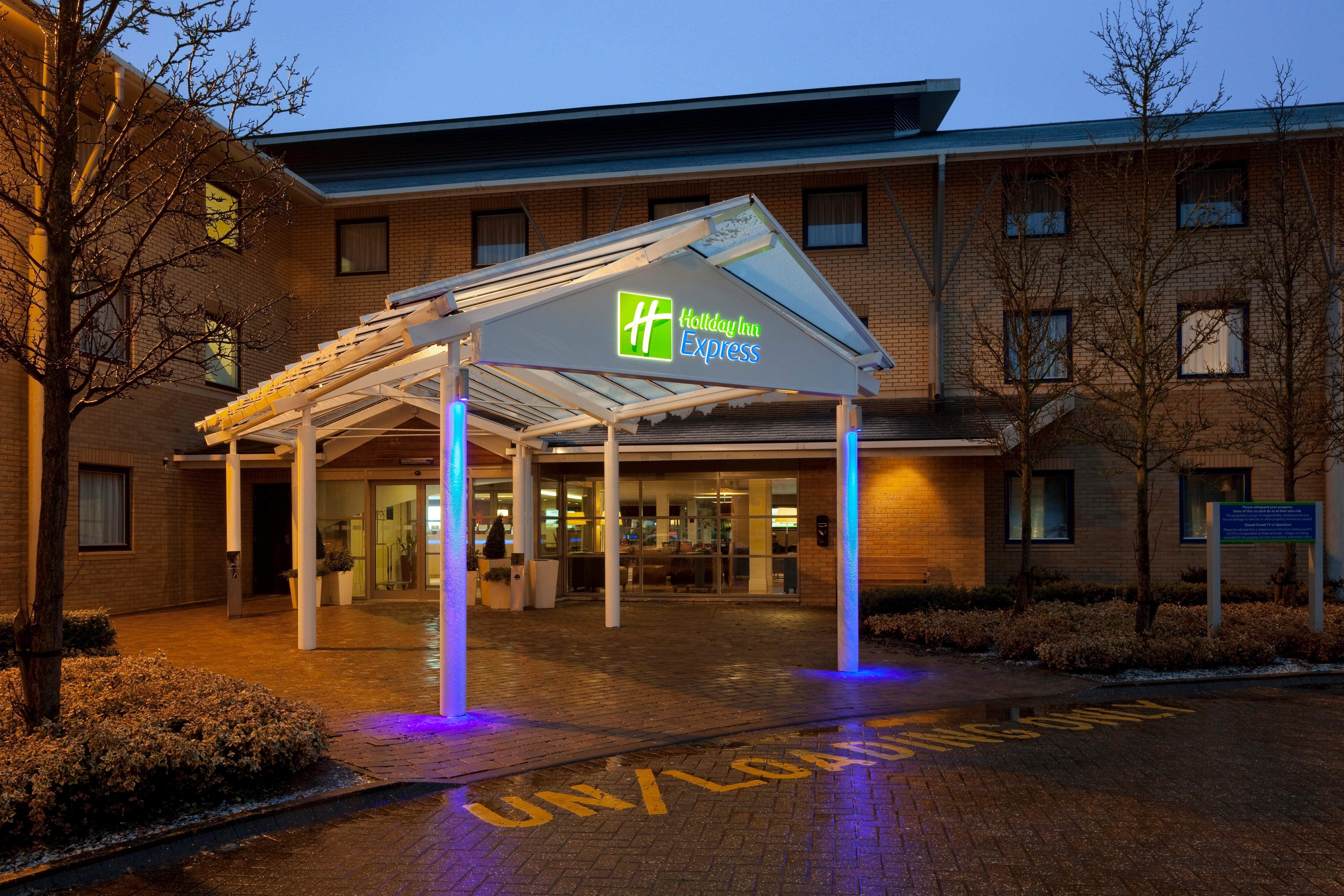 Holiday Inn Express Milton Keynes, An Ihg Hotel Εξωτερικό φωτογραφία