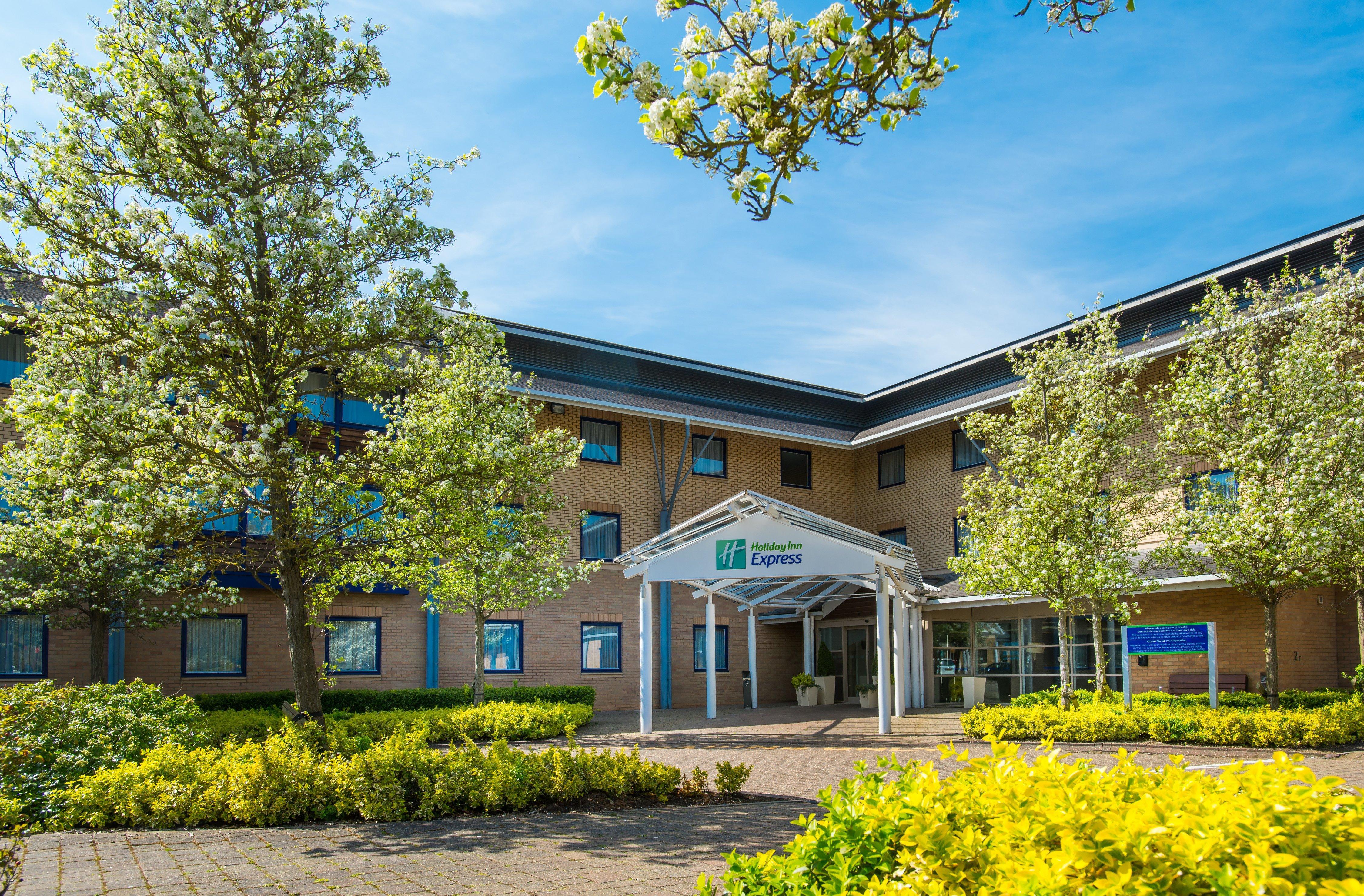 Holiday Inn Express Milton Keynes, An Ihg Hotel Εξωτερικό φωτογραφία