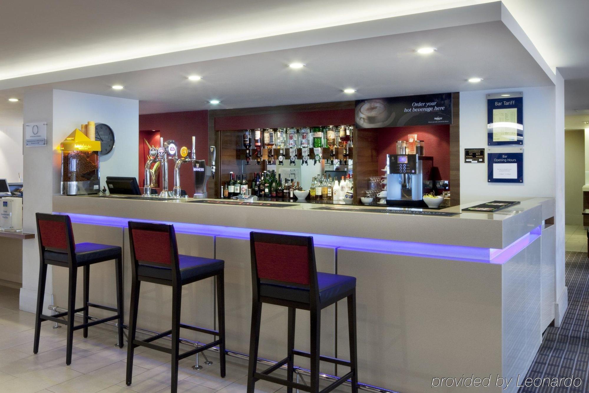 Holiday Inn Express Milton Keynes, An Ihg Hotel Εστιατόριο φωτογραφία