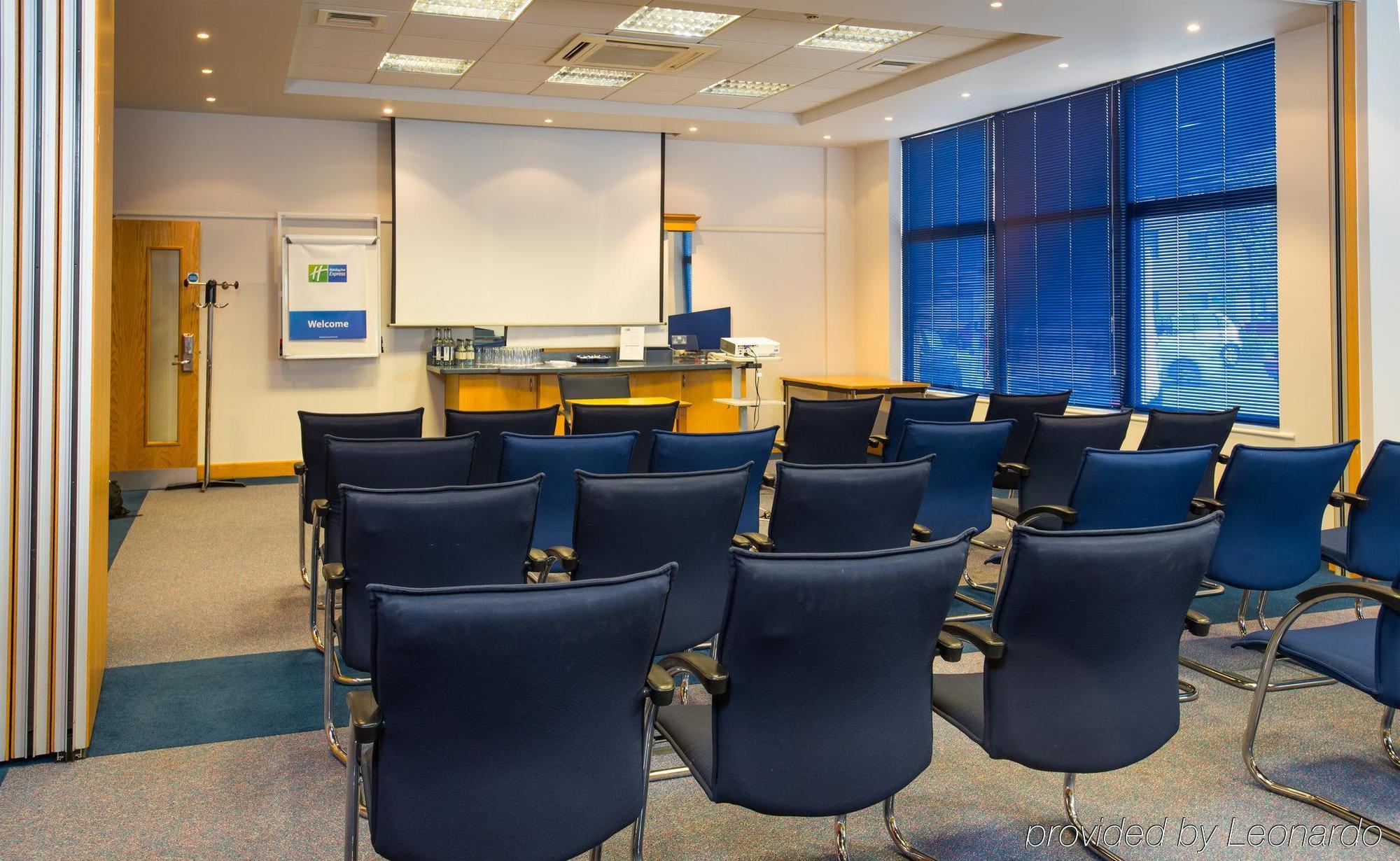 Holiday Inn Express Milton Keynes, An Ihg Hotel Εξωτερικό φωτογραφία