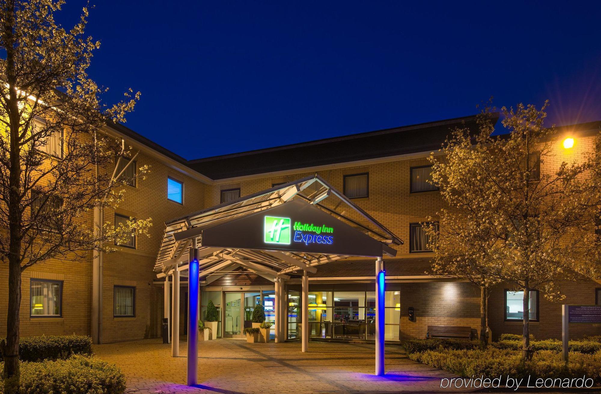 Holiday Inn Express Milton Keynes, An Ihg Hotel Εξωτερικό φωτογραφία