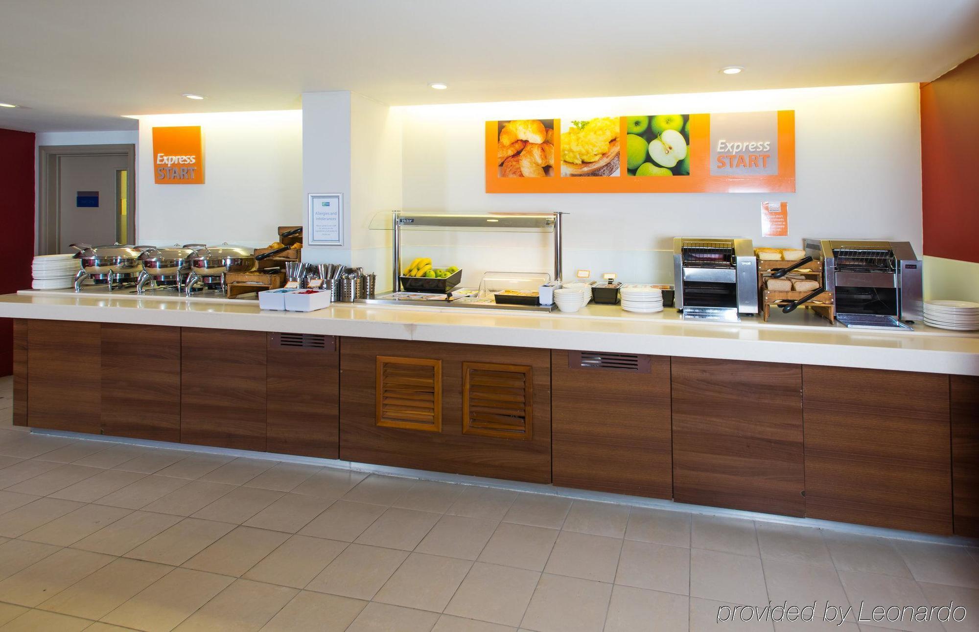 Holiday Inn Express Milton Keynes, An Ihg Hotel Εξωτερικό φωτογραφία