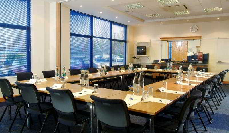 Holiday Inn Express Milton Keynes, An Ihg Hotel Εξωτερικό φωτογραφία