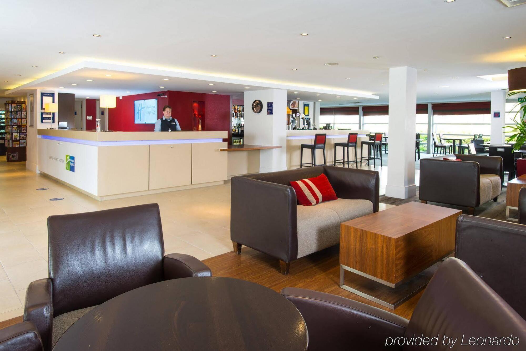 Holiday Inn Express Milton Keynes, An Ihg Hotel Εξωτερικό φωτογραφία