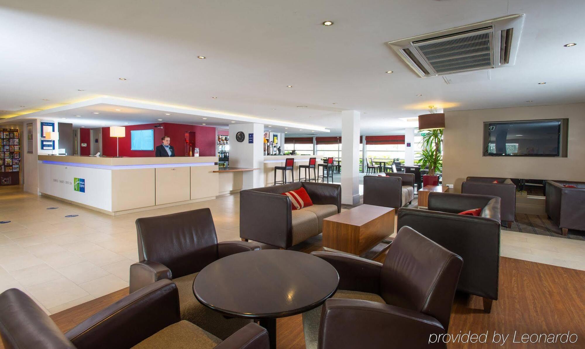 Holiday Inn Express Milton Keynes, An Ihg Hotel Εξωτερικό φωτογραφία